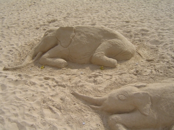 Lassen Sie uns Sand-Elefanten bauen!